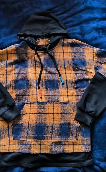 hudi: Hoodie, ölçü M/L. Az geyinilib, yaxşı vəziyyətdədir. Qəfəs naxışlı — 2