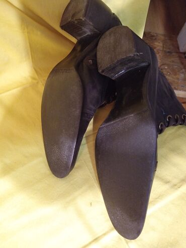 Ostala ženska obuća: Braon čizmice br. 40,sve koža,1900 din nošene . Crvene — 1