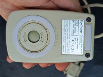 Masaüstü kompüterlər və iş stansiyaları: Köhnə Sony komputer və hissələri. sistem bloku, disketler, kalonka — 16