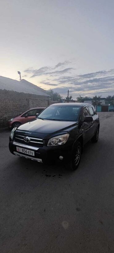таёта раф 4: Автомобиль Toyota RAV4 черного цвета. Этот компактный кроссовер
