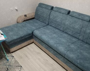 угловой диван с столом: Угловой диван, цвет - Голубой, Б/у