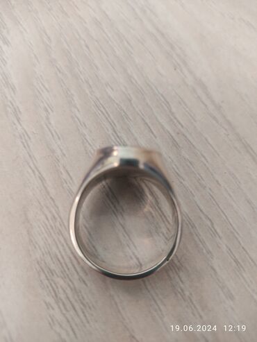 кольцо печатка: Продаю большую серебренную печатку полностью серебро без камня делали