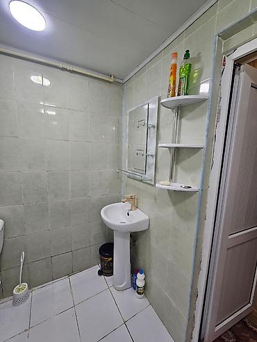 Mənzillər: Kirayə üçün tam mebellı 2 otaqlı mənzil - Geniş və işıqlı zal: divan — 9