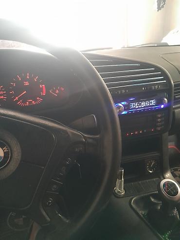 s class fara: BMW sedan, yaşıl-mavi (tünd petrol) rəng. E36 kuzov. - 4 qapı, salon — 6