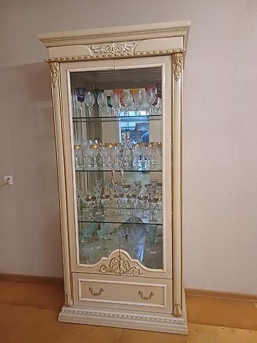 cərcivəli divan: Klassik üslubda dəst mebellər - Qonaq otağı vitrini: Şüşə qapılı, 3 — 2