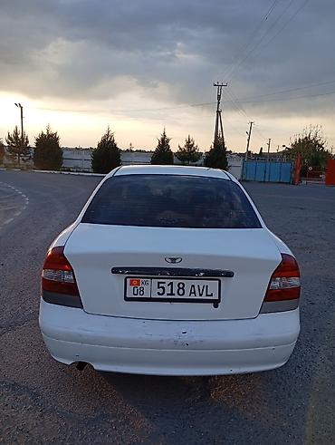 Другие автомобили: Белый седан компакт-класса. Основные характеристики: - Тип кузова — 10