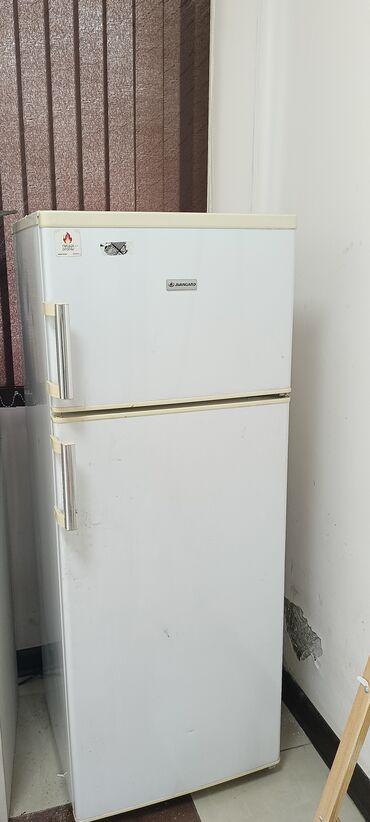 Другая бытовая техника: Продам холодильник авангард, высота 142 ширина 55 работает без