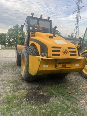 Катки: Виброкаток в Аренду . Желтый каток JCB VM32 Vibromax предназначен для