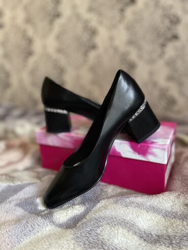 зимный обувь: Туфли 35, цвет - Черный