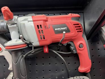 купить набор ключей force: Ударная дрель Worcraft в красно-сером корпусе. Оснащена дополнительной