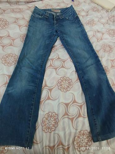 крок тапочки: Женские джинсы клёш/bootcut, классический синий деним со светлыми — 1