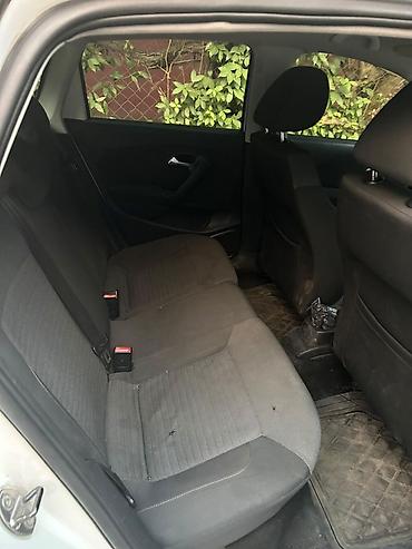 opel ehtiyat hisseleri: Volkswagen Polo, ağ rəng, 5 qapılı hetçbek. Mühərrik və ötürmə: - — 7