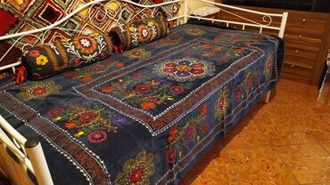 Άλλα αντικείμενα για το σπίτι: Ένα κάλυμμα κρεβατιού και δύο μαξιλάρια. Κεντημένο σε παραδοσιακό — 7