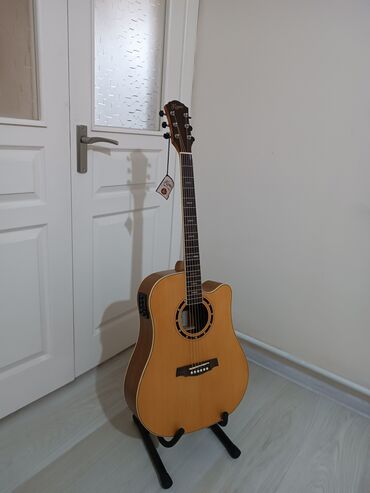 гитара белая: Срочно продается электро-акустическая гитара 41 размер в идеальном