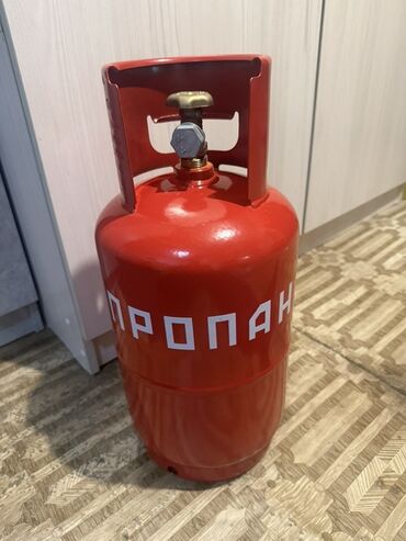 Composite gas cylinders: Красный пропановый баллон от "Новогаз" с надписью "ПРОПАН" на корпусе