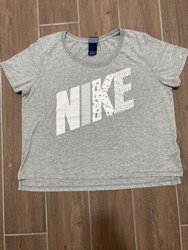 Majice kratkih rukava: Nike krop majica. 
M velicina. 
Moze i za L