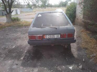 мазда 525: Mazda 323: 1983 г., 1.3 л, Механика, Бензин, Седан