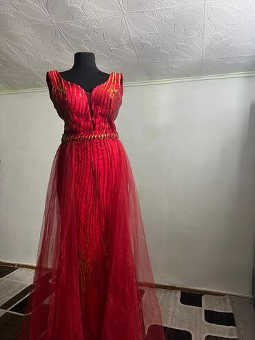 Вечерние платья: Вечерние платья в пол с корсетом и полупрозрачным шлейфом из фатина — 4