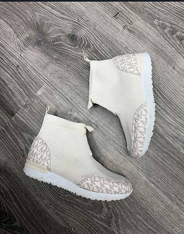 Michael Kors original čarapa patike, kao nove, veličine 32 na lalafo.rs Michael Kors original čarapa patike, kao nove, veličine 32