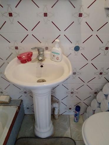 Продажа коттеджей и домов: Продаётся двухэтажный частный дом с большим двором.с. Новопокровка, ул — 10