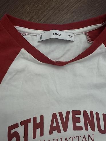 banner capı: MNG brendinin qısaqol köynəyi. - Dizayn: beysbol tipli rəng bloklu — 2