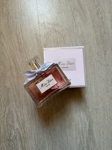 купить волосы для наращивания недорого: Женский парфюм Miss Dior в прямоугольном флаконе с прозрачной крышкой
