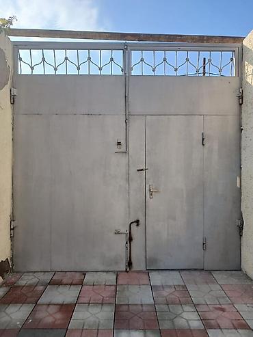 Qaraj darvazaları: Metal darvaza dəsti

- Material: qalın metal lövhə və şveller
3x3 — 2
