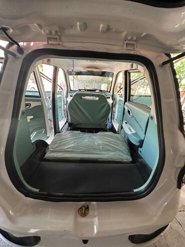 Другие автомобили: Электрический трехколесный автомобиль, представленный в белом цвете с — 10