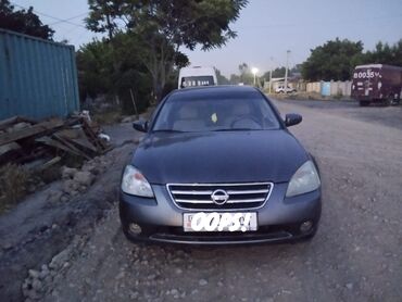 Nissan: Автомобиль Nissan Altima серого цвета. Седан среднего размера с