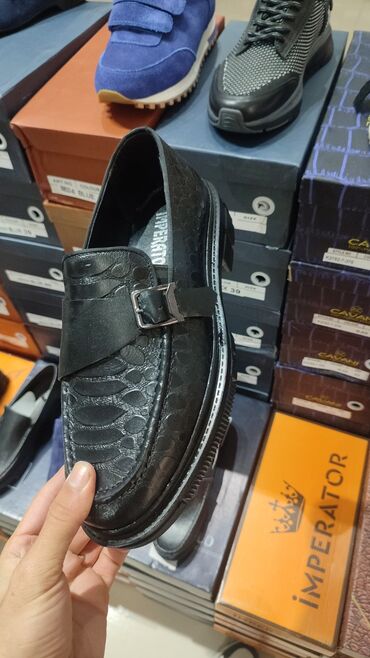 dəri gödəkçələr: Kişi loafer ayaqqabısı – klassik və modern dizaynın vəhdəti. - Rəng