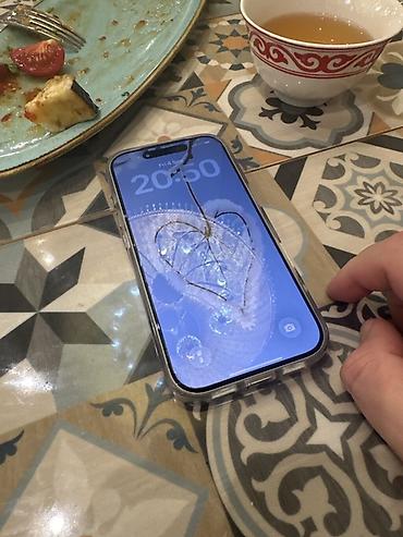 IPhone 17, Б/у, Оранжевый, Чехол