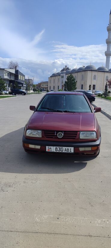 автомобиль вента: Volkswagen Vento: 1992 г., 1.8 л, Механика, Бензин, Седан
