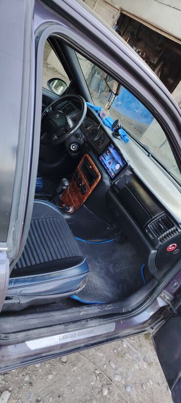 Opel: Tünd göy rəngdə olan Opel Vectra sedanı. Bu avtomobil rahat və — 8