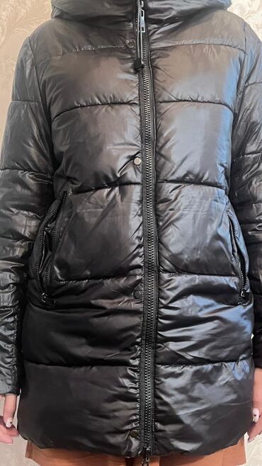 Демисезонные куртки: Продаем двустороннюю женскую куртку S размер, не рваная купили за 2500