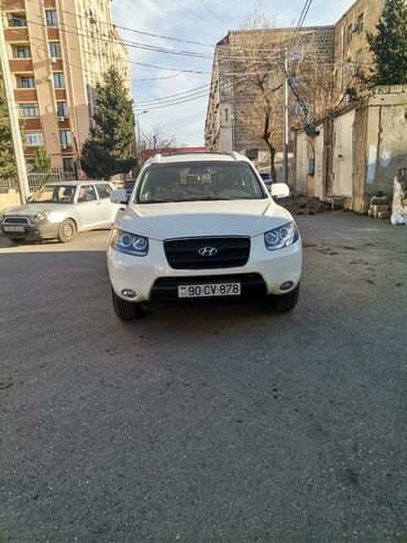 Hyundai: Hyundai Santa Fe – ağ rəngli, 5 qapılı SUV. Əsas xüsusiyyətlər: - — 9
