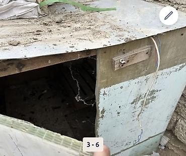 divarda dekor: Metall və taxta materiallardan yığılmış iri ölçülü həyət/təsərrüfat — 4