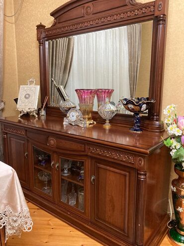 Divan və kreslo dəstləri: Komod satilir 200azn. Ela veziyyetde. Unvan 9mkr m 4076 Nigaz