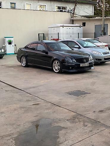 mercedes sekilleri: Mercedes-Benz E‑Class (W211) sedan – qara rəng, AMG üslublu eksteryer — 5