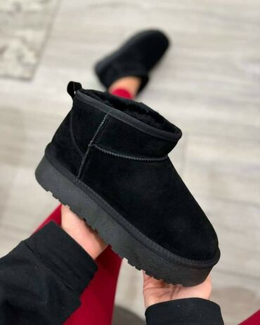 jordanke crno bele: Ugg mini čizme, bоја - Crna, 41