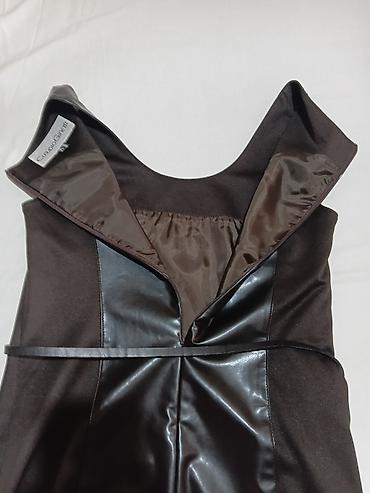 aksa: Braon mini haljina bez rukava, brenda Claudio Gini. Model u kroju — 7