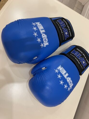 Перчатки: Продаются боксерские перчатки в отличном качестве