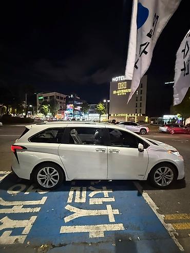 микроавтобус гибрид: Toyota Sienna: 2021 г., Гибрид, Минивэн — 5