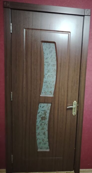 Arakəsmə qapılar: Taxta daxili qapı, otaqlara səliqəli və zərif görünüş verir. Qapının