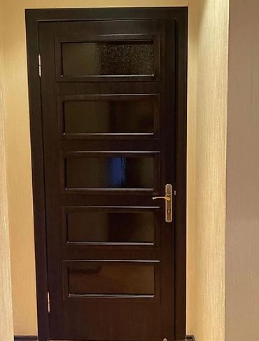 🚪 Keyfiyyətli və zövqlü qapı satılır! Tünd qəhvəyi rəngdə, klassik və