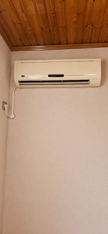 Carrier markalı divar tipli split kondisioner. Açıq krem rəngli
