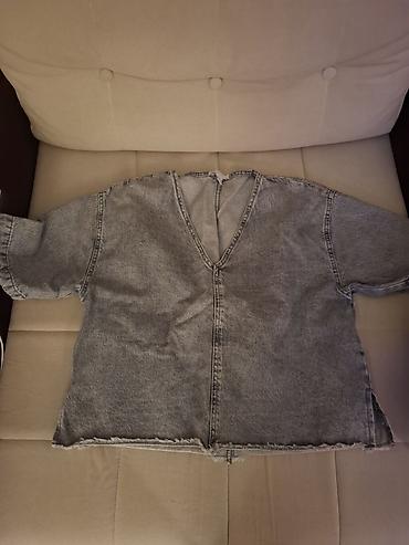 pull i bear srbija: Denim majica/bluza sa V-izrezom - Materijal: teksas (denim) — 1