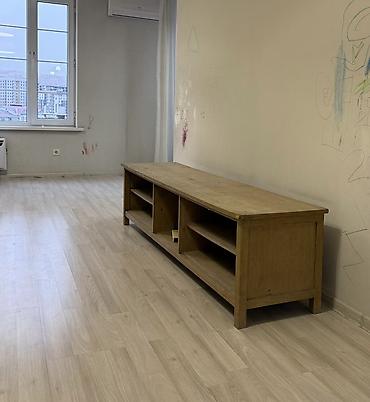 Деревянная тумба под телевизор / ТВ-консоль. Есть открытые полки для