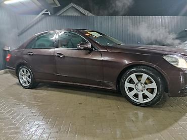 Другие автомобили: Седан бизнес‑класса темно‑бордового цвета. Кузов — классический — 4