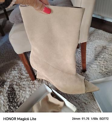 papuce sa plutom: Bež ženske gležnjače od brušene kože (semiš), elegantnog dizajna. - — 2