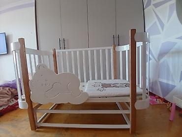 lay lay matras: Uşaq beşiyi – ağ/açıq ağac tonlarında, şirin ayı fiqurlu dizayn — 1